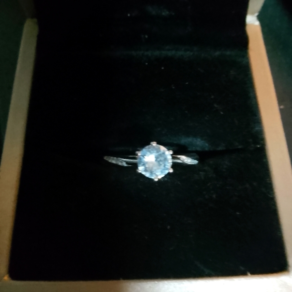 Elegant Silver Ring with Clear Gemstone
